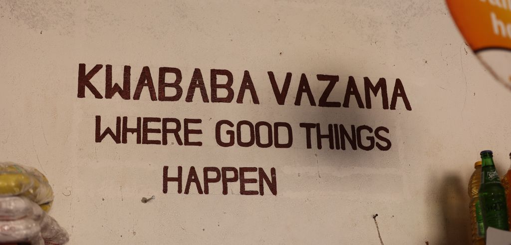 Väggmålning med texten "Kwababa Vazama: Where good things happen".